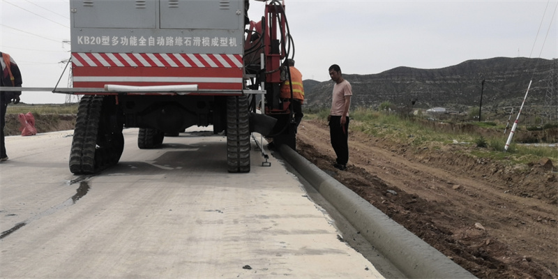 四履帶底盤全自動路緣石滑模機(jī)